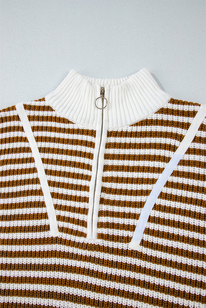 Pull kaki à rayures et col zippé, épaules tombantes