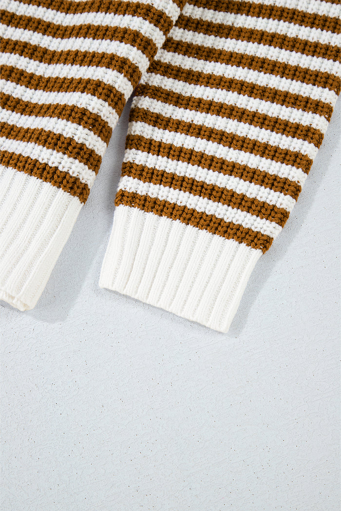 Pull kaki à rayures et col zippé, épaules tombantes