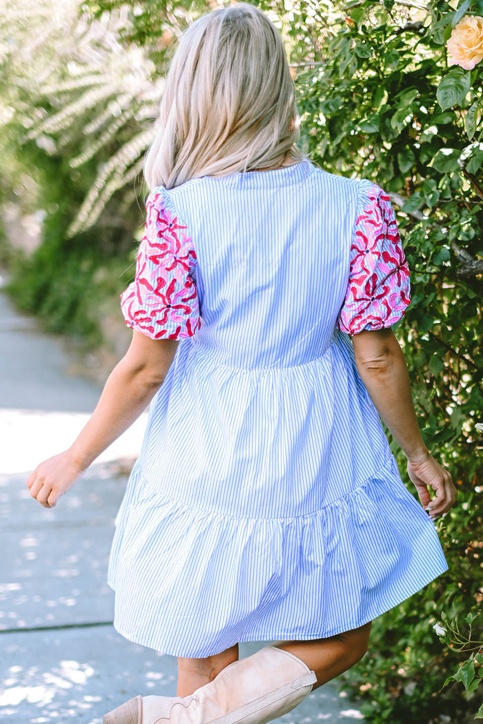 Robe à volants à plusieurs niveaux à rayures et manches bouffantes florales contrastées bleu ciel