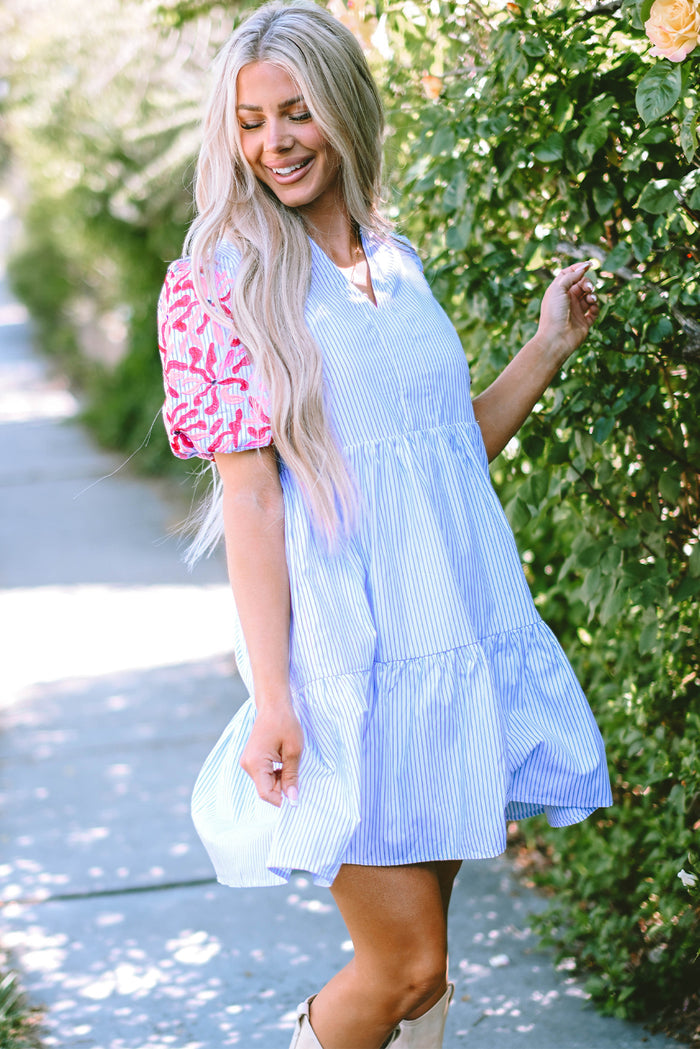Robe à volants à plusieurs niveaux à rayures et manches bouffantes florales contrastées bleu ciel