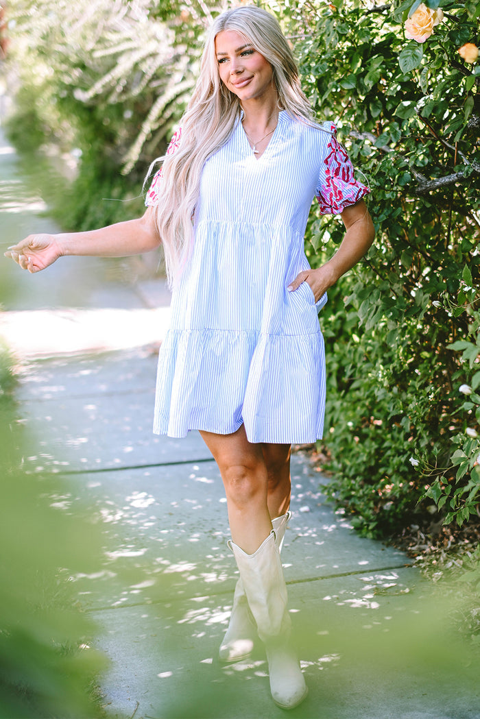 Robe à volants à plusieurs niveaux à rayures et manches bouffantes florales contrastées bleu ciel