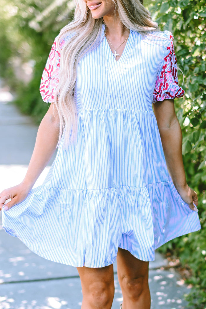 Robe à volants à plusieurs niveaux à rayures et manches bouffantes florales contrastées bleu ciel