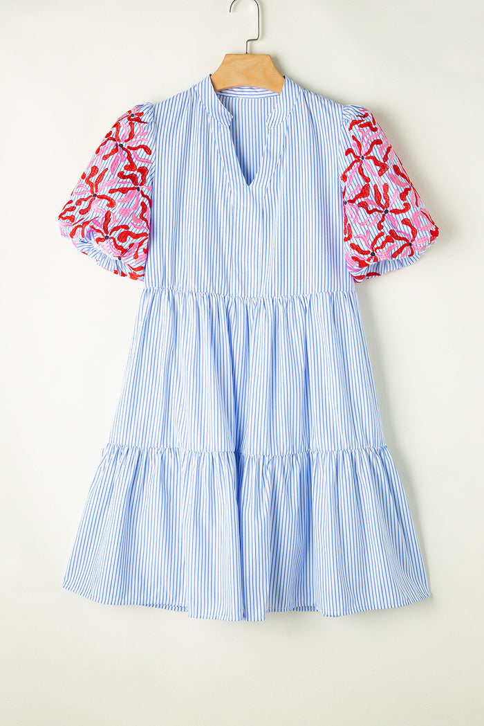 Robe à volants à plusieurs niveaux à rayures et manches bouffantes florales contrastées bleu ciel
