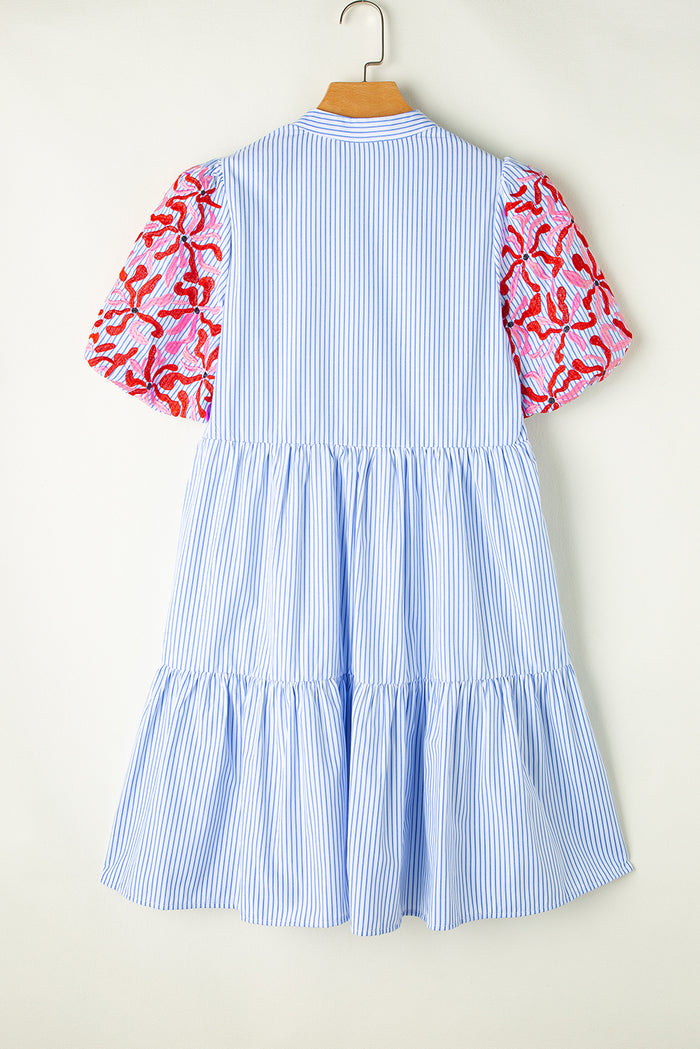 Robe à volants à plusieurs niveaux à rayures et manches bouffantes florales contrastées bleu ciel
