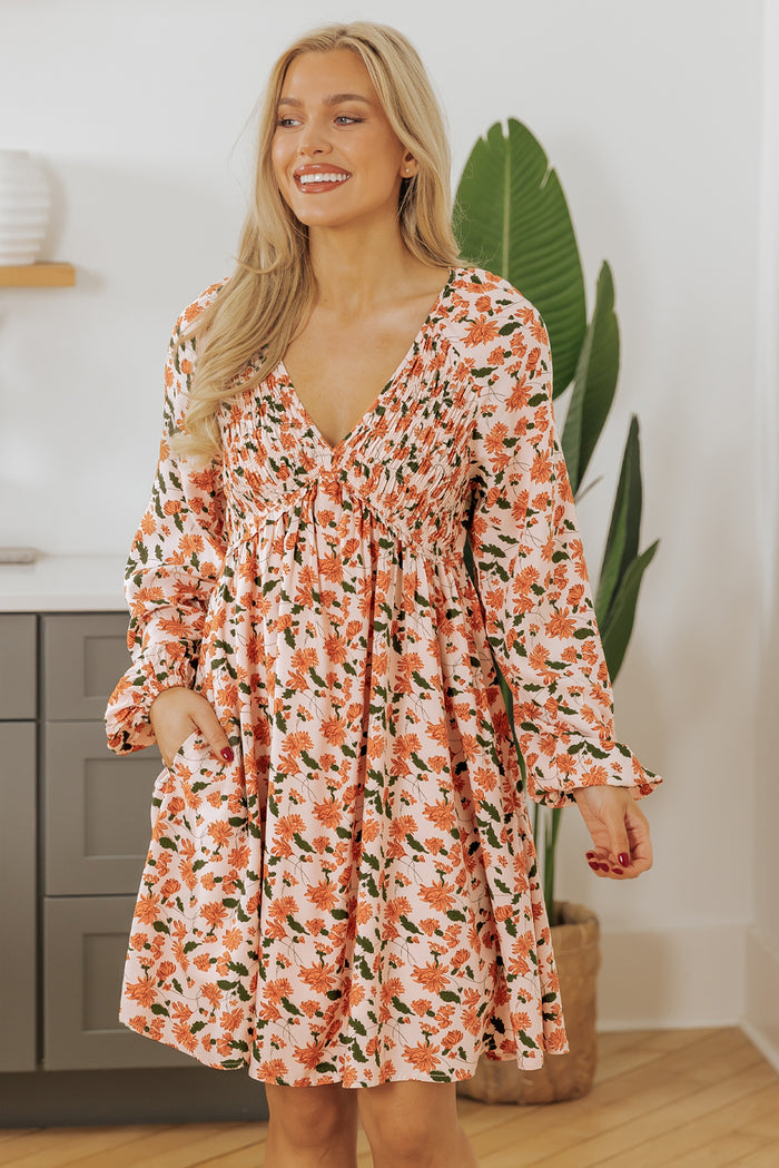 Robe babydoll beige à fleurs décolleté en V *