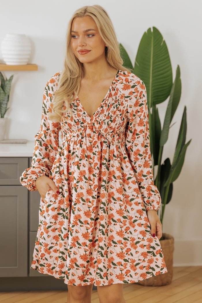 Robe babydoll beige à fleurs décolleté en V *