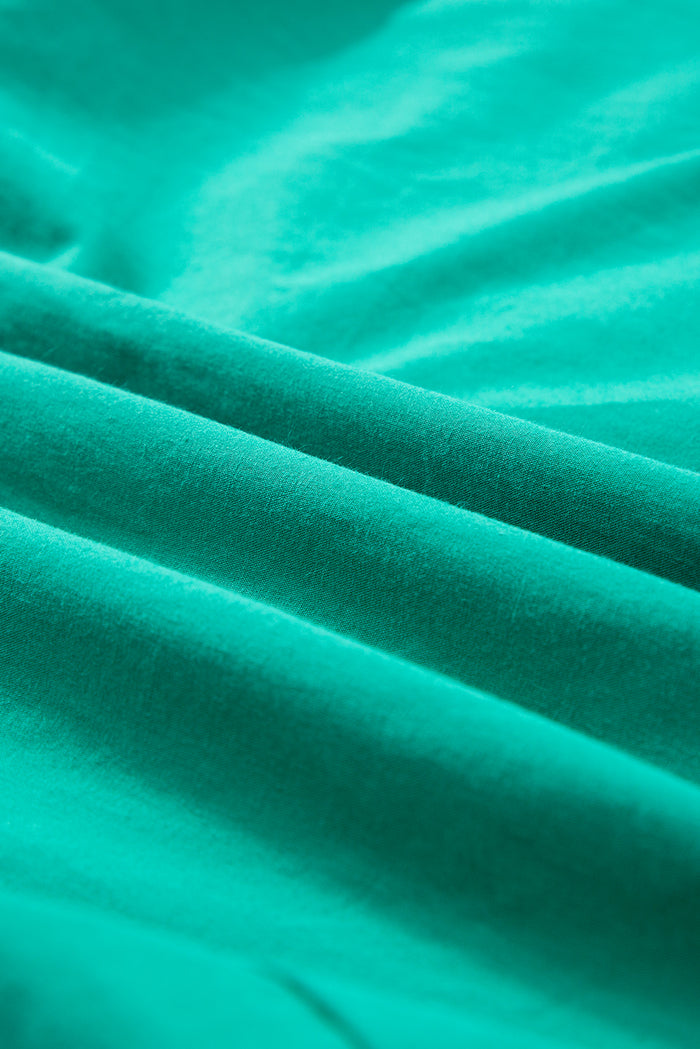Robe courte boutonnée à manches volantées et froncée vert vif
