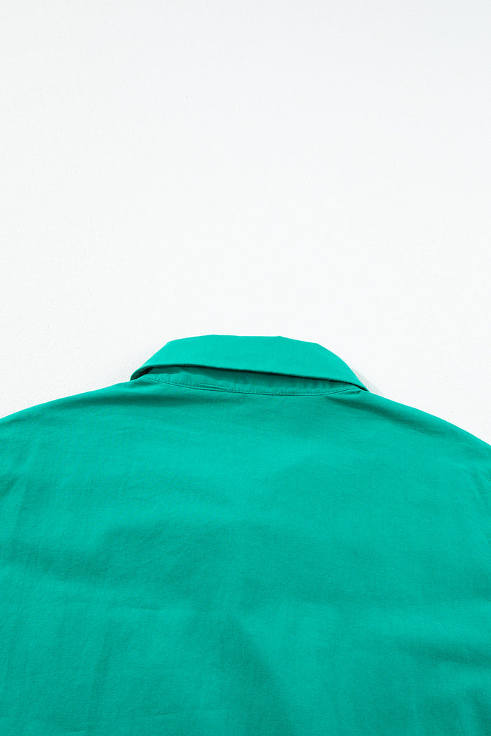 Robe courte boutonnée à manches volantées et froncée vert vif
