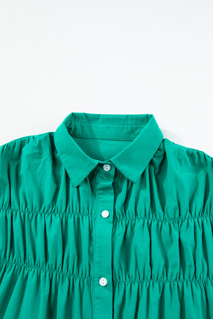 Robe courte boutonnée à manches volantées et froncée vert vif