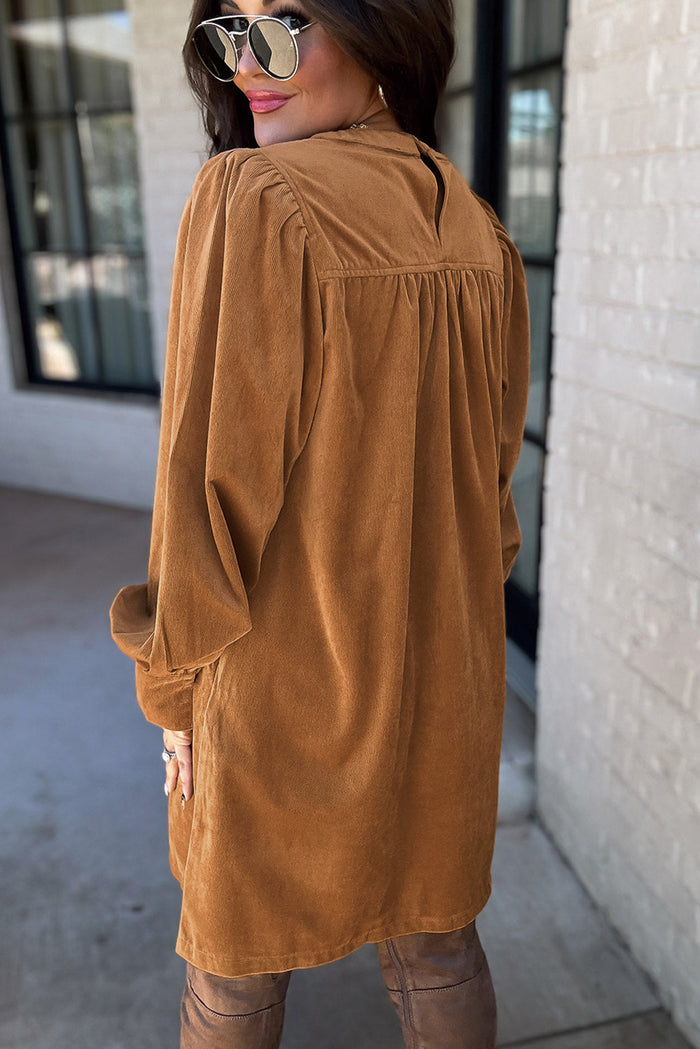 Robe courte droite plissée en velours côtelé *