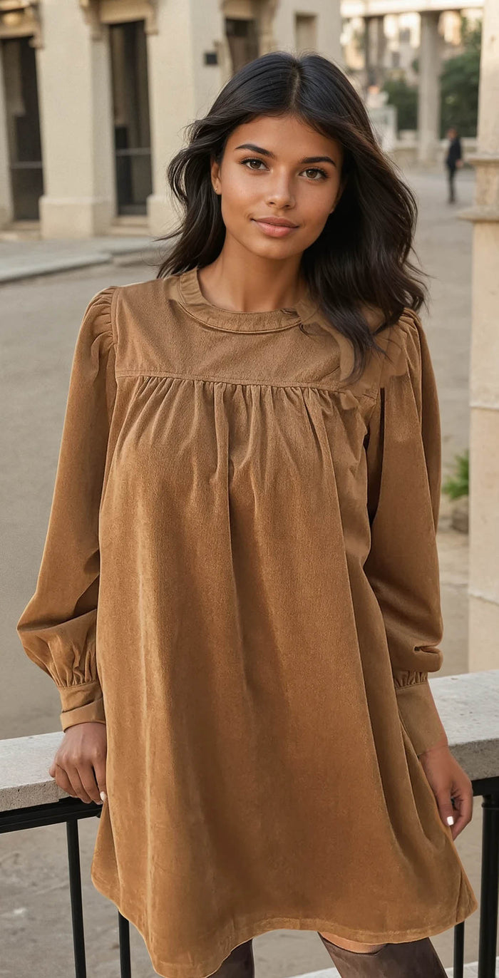 Robe courte droite plissée en velours côtelé *