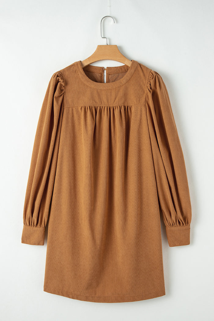 Robe courte droite plissée en velours côtelé *