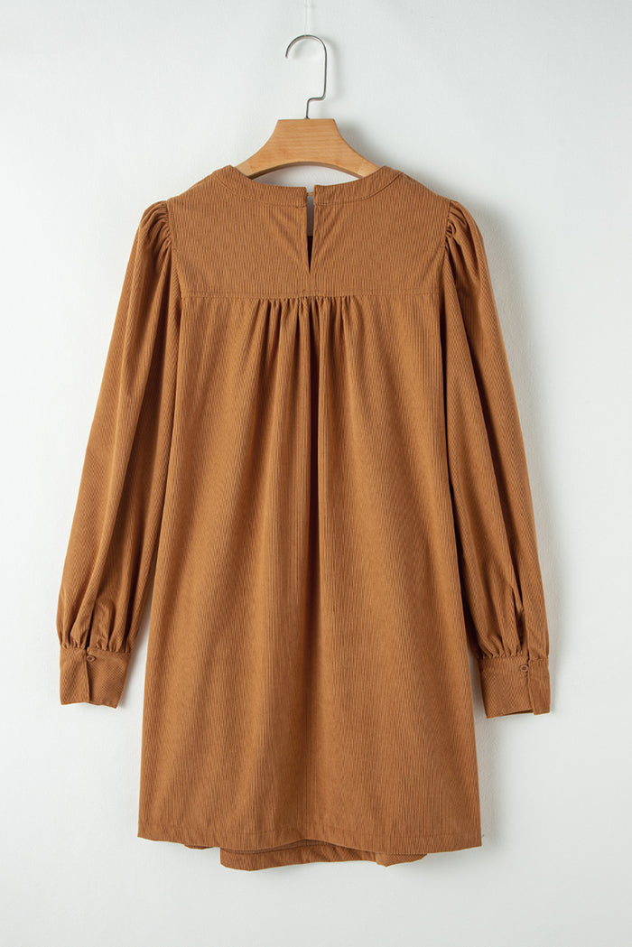 Robe courte droite plissée en velours côtelé *
