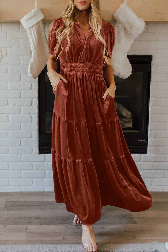 Robe longue en velours châtain à manches courtes et taille froncée à plusieurs niveaux