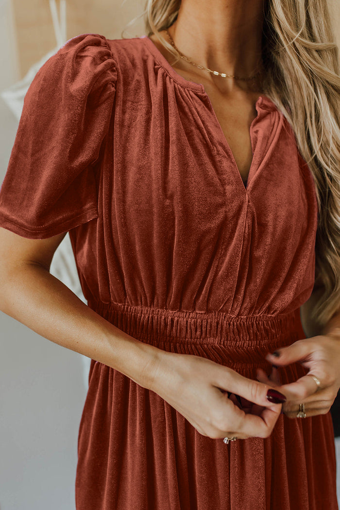 Robe longue en velours châtain à manches courtes et taille froncée à plusieurs niveaux