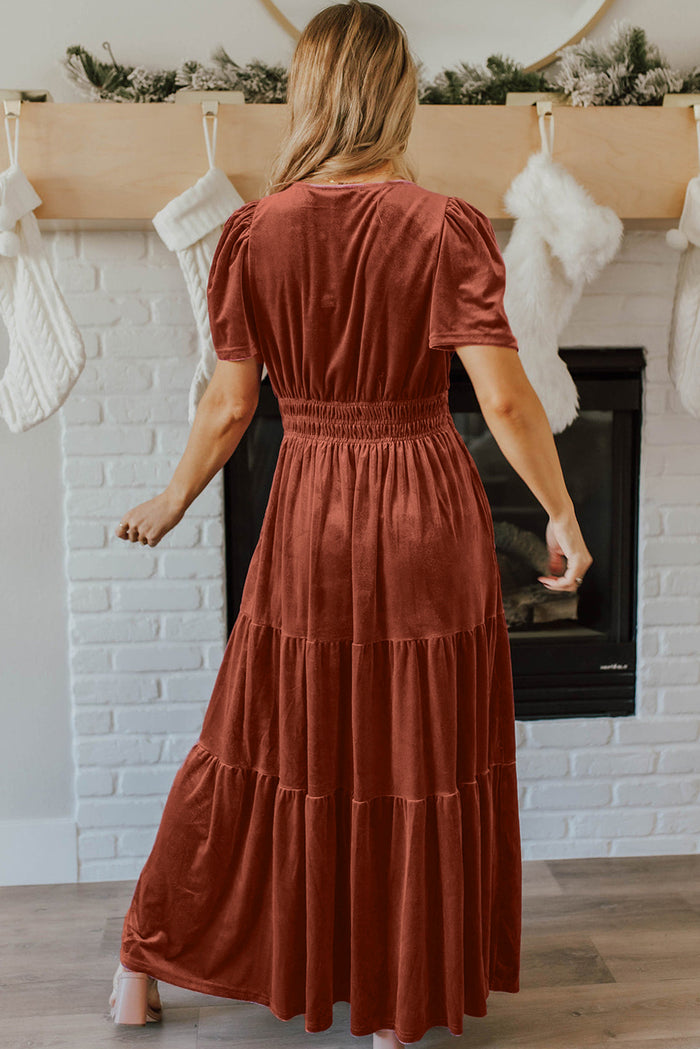 Robe longue en velours châtain à manches courtes et taille froncée à plusieurs niveaux