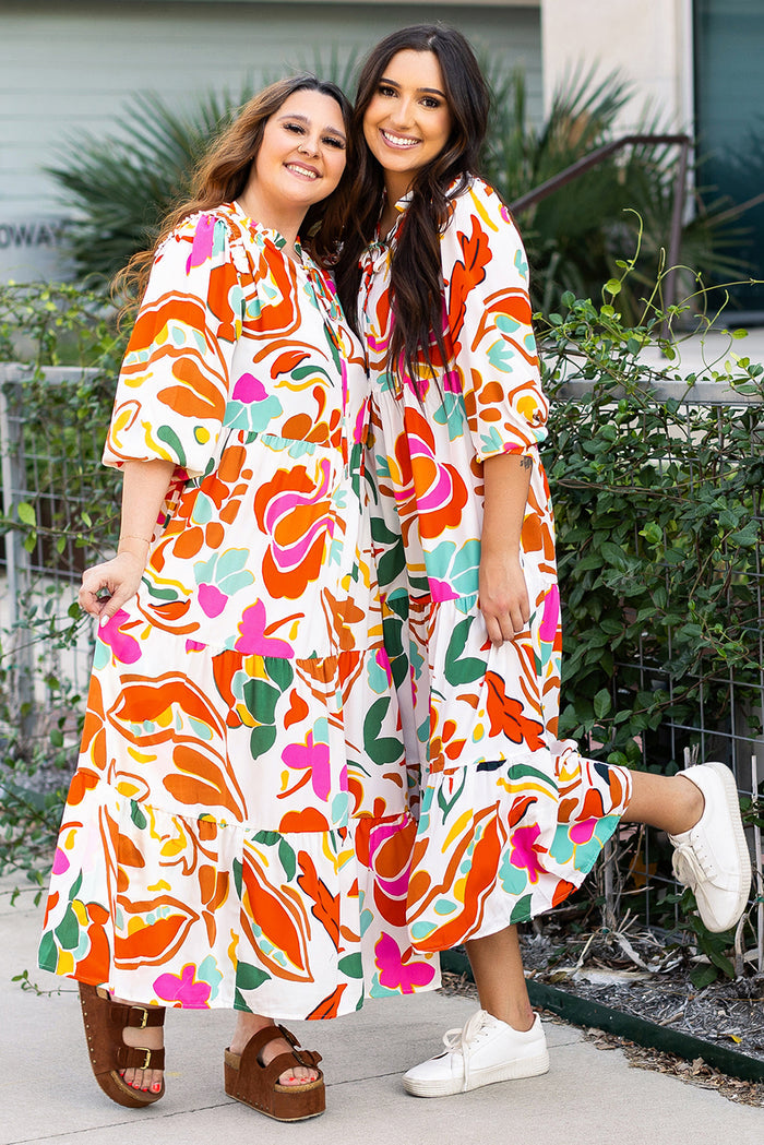 Robe longue orange à imprimé floral fendue à col en V et à plusieurs niveaux
