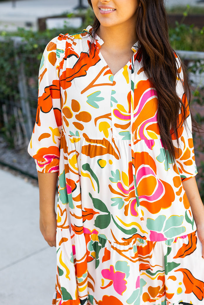Robe longue orange à imprimé floral fendue à col en V et à plusieurs niveaux