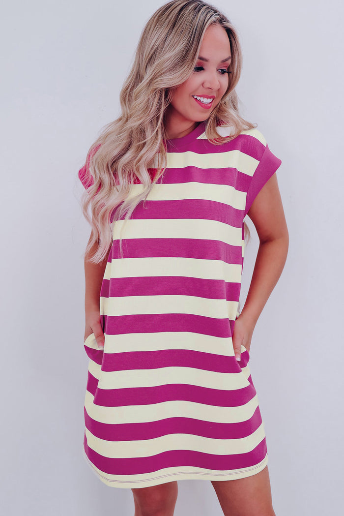 Robe t-shirt droite à poches et manches courtes à rayures roses