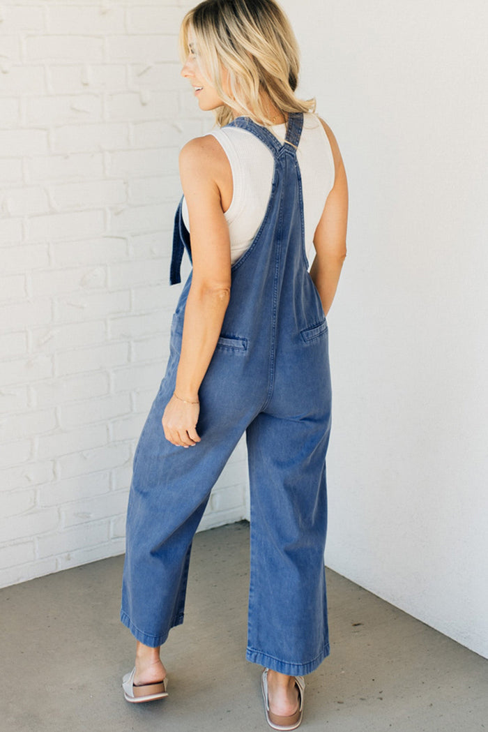 Salopette en denim bleu de Prusse avec bretelles nouées et poche plaquée, jambe large