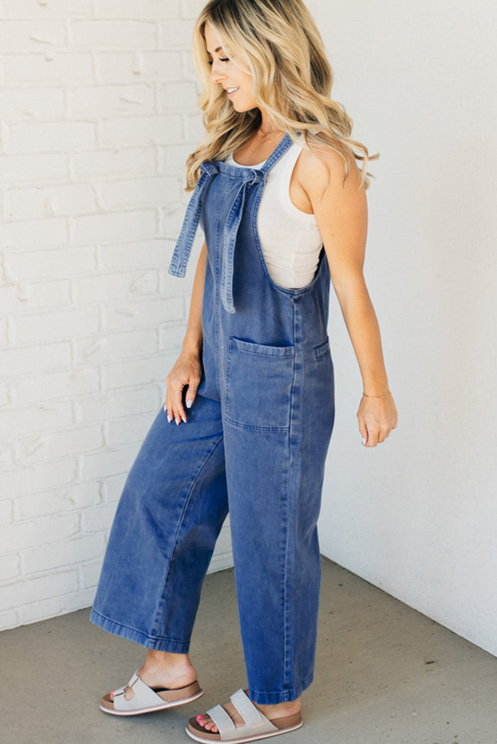 Salopette en denim bleu de Prusse avec bretelles nouées et poche plaquée, jambe large