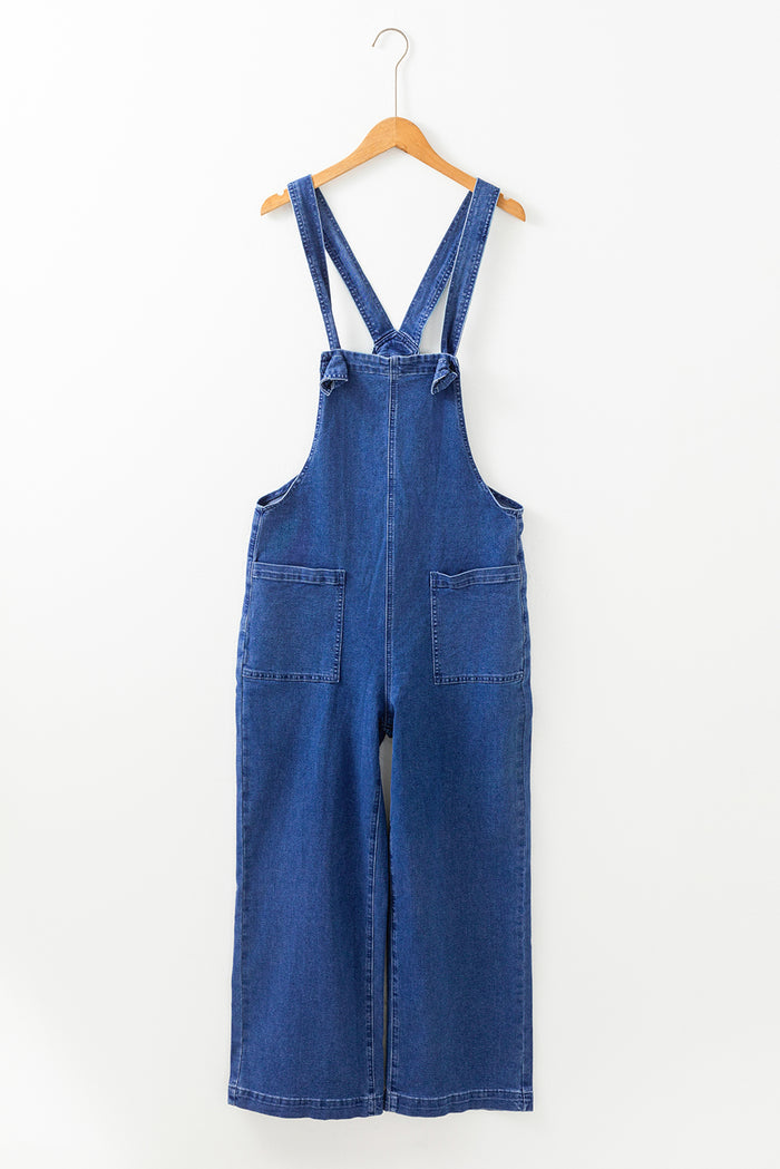 Salopette en denim bleu de Prusse avec bretelles nouées et poche plaquée, jambe large