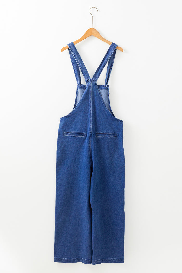 Salopette en denim bleu de Prusse avec bretelles nouées et poche plaquée, jambe large