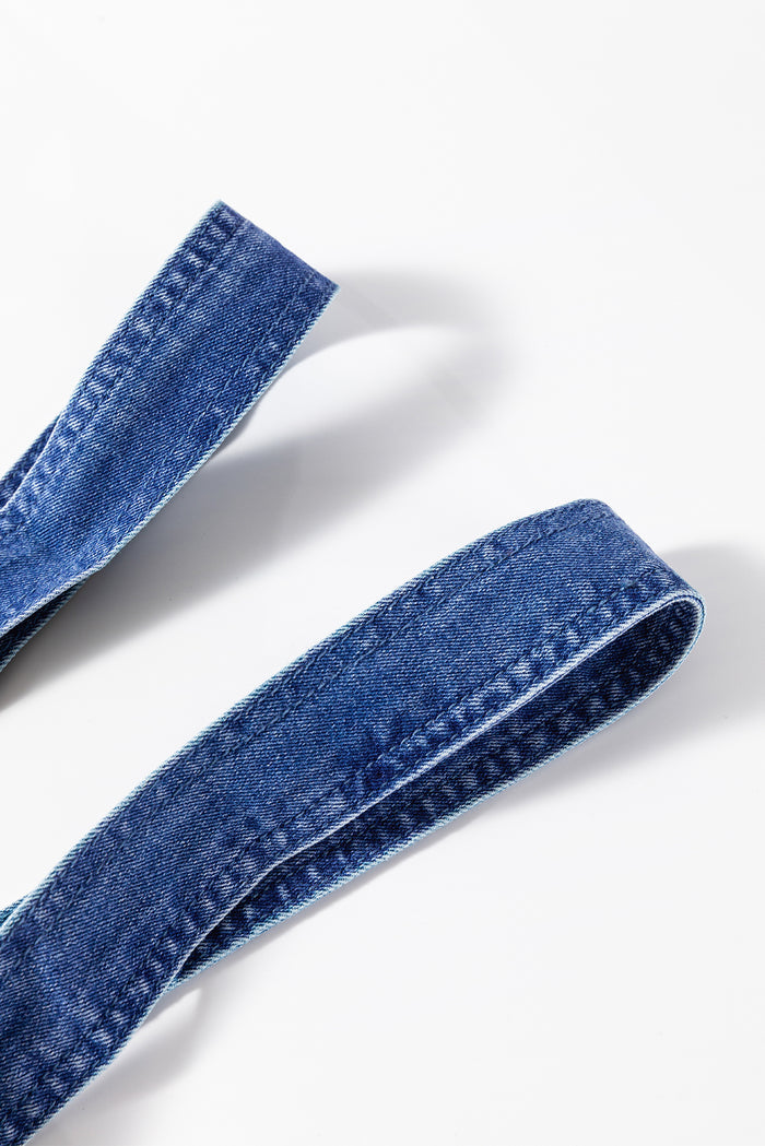 Salopette en denim bleu de Prusse avec bretelles nouées et poche plaquée, jambe large