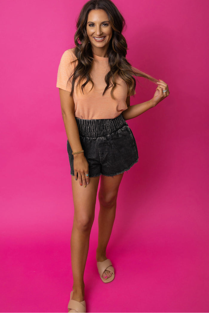 Short en jean noir smocké taille haute délavé minéral