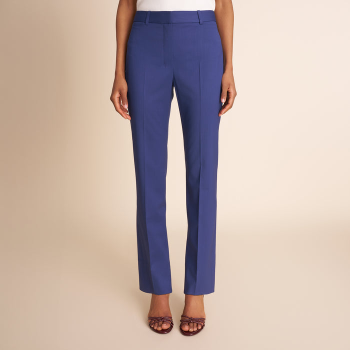 Woman in blue pants | Lead