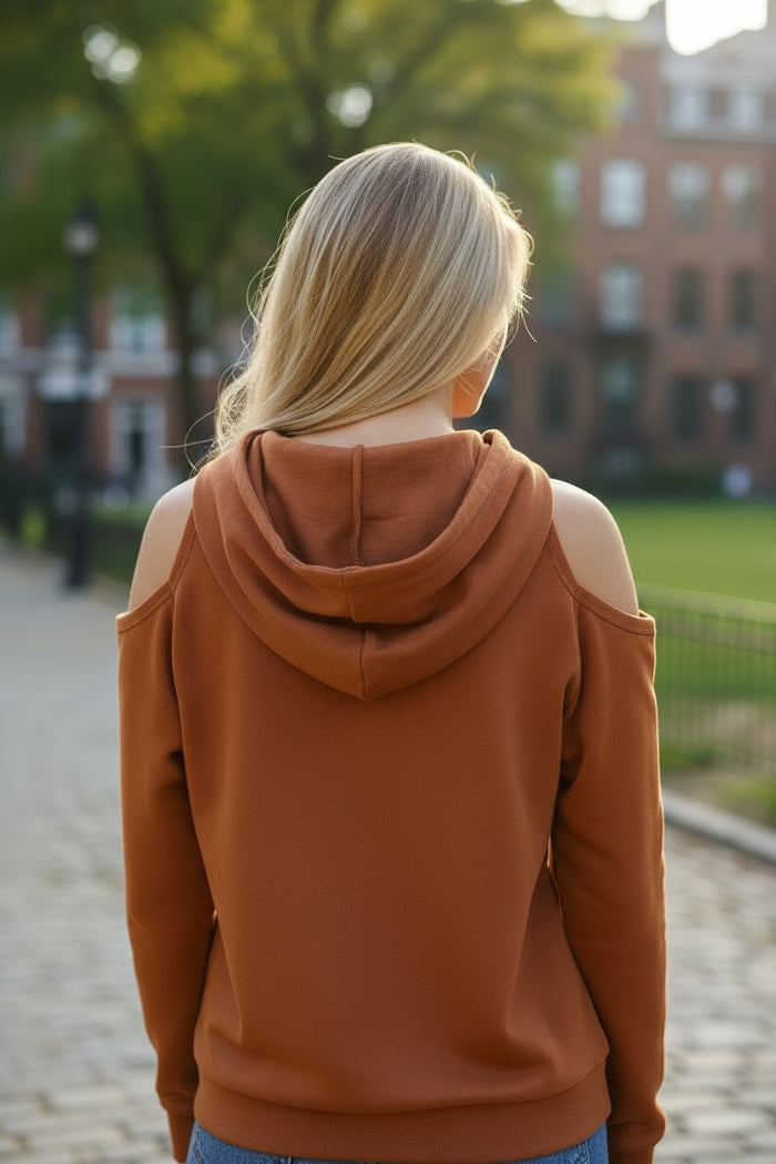 Sweat à capuche avec cordon de serrage et épaules dénudées à coutures exposées à la cannelle