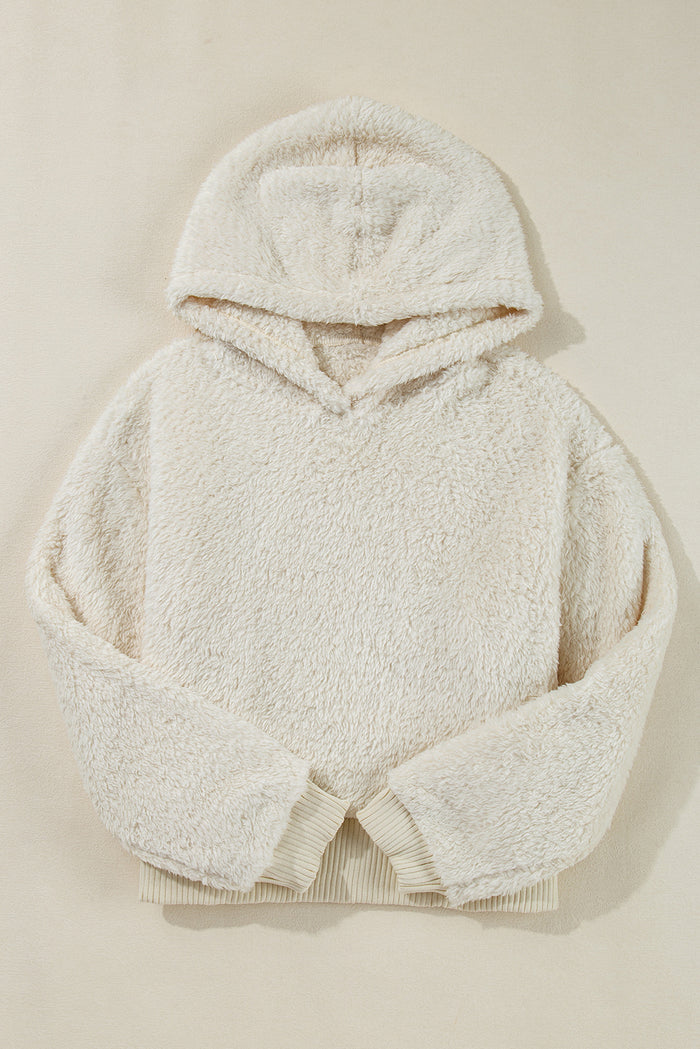 Sweat à capuche blanc en peluche à bords côtelés contrastés