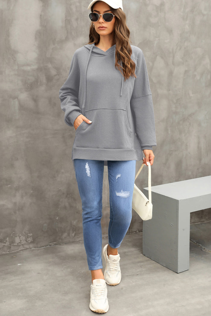 Sweat à capuche surdimensionné haut bas gris en tricot gaufré doublé de polaire