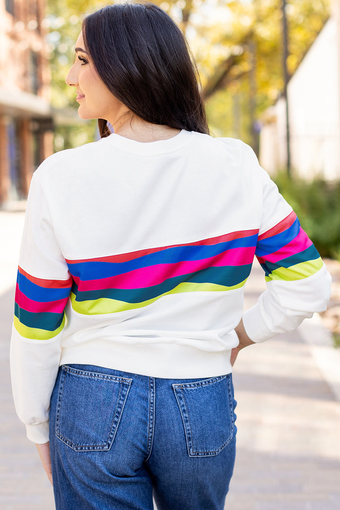 T-shirt blanc à manches longues avec accents rayés colorés