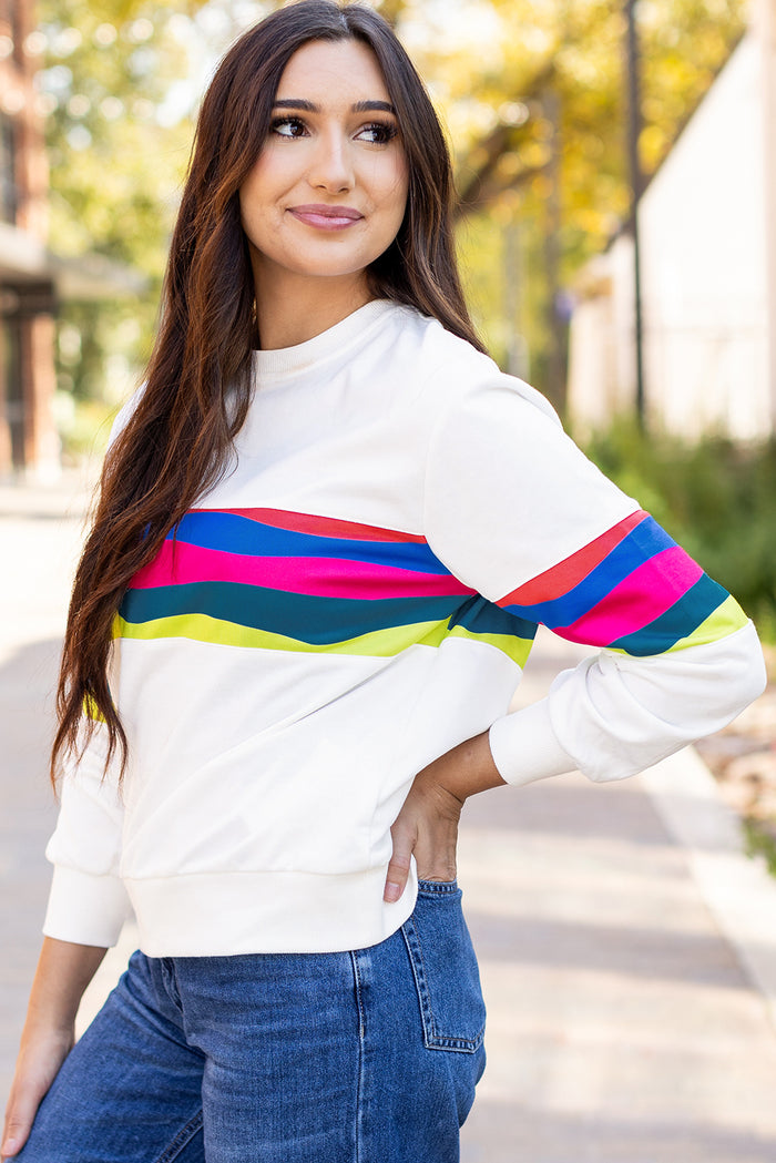 T-shirt blanc à manches longues avec accents rayés colorés