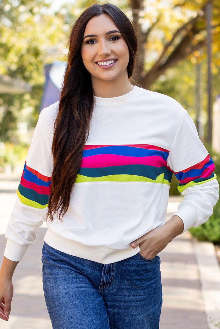 T-shirt blanc à manches longues avec accents rayés colorés