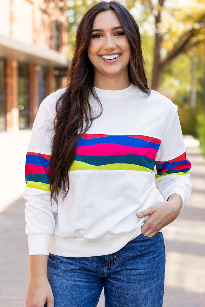 T-shirt blanc à manches longues avec accents rayés colorés