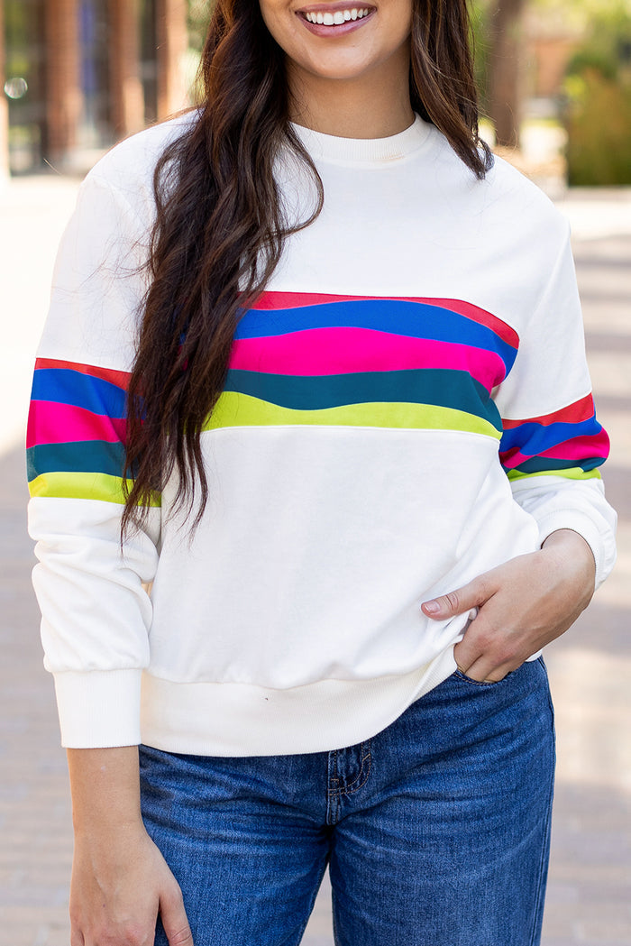 T-shirt blanc à manches longues avec accents rayés colorés