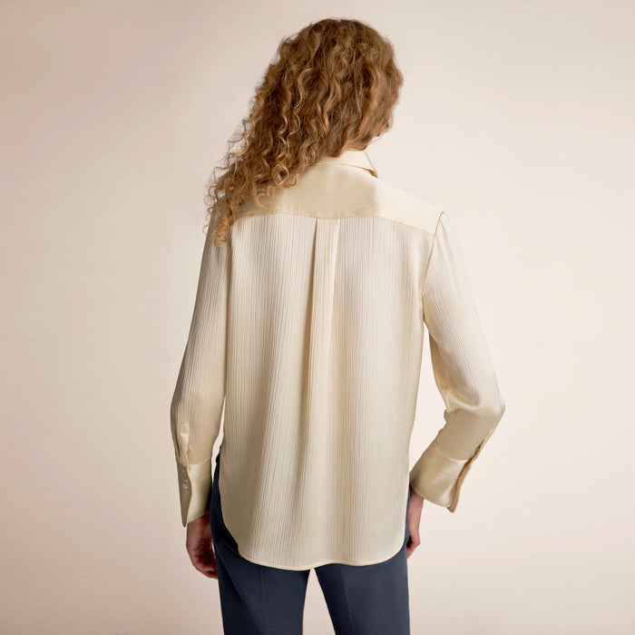 Woman wearing the Tatum top in Plisse Ivory