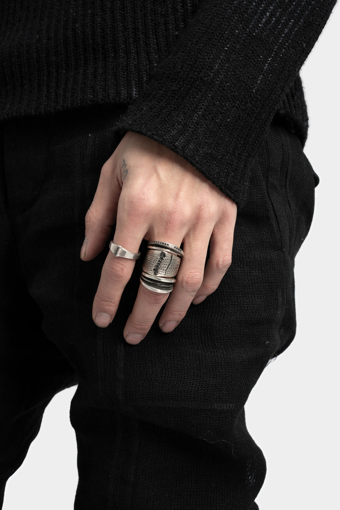 Enri Mars | Twisted black diamonds ring