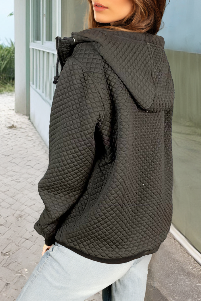 Veste à capuche noire matelassée avec poches latérales et fermeture éclair
