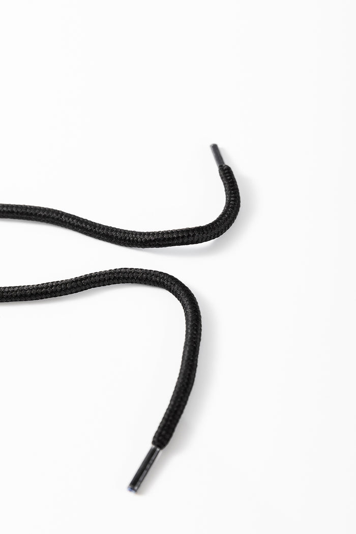 Veste à capuche noire matelassée avec poches latérales et fermeture éclair