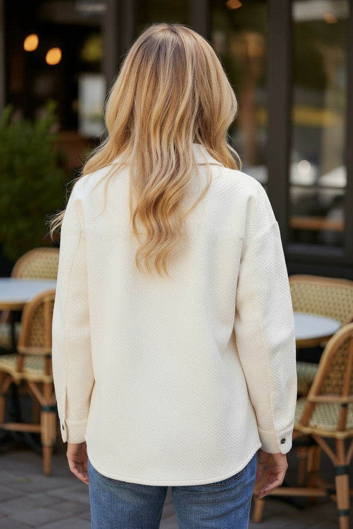 Veste boutonnée à poche à rabat texturée unie