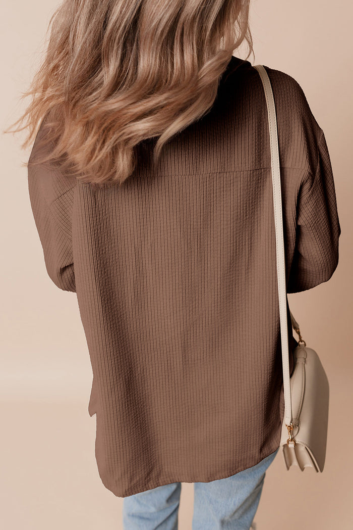 Veste boutonnée en velours côtelé marron avec poche à rabat