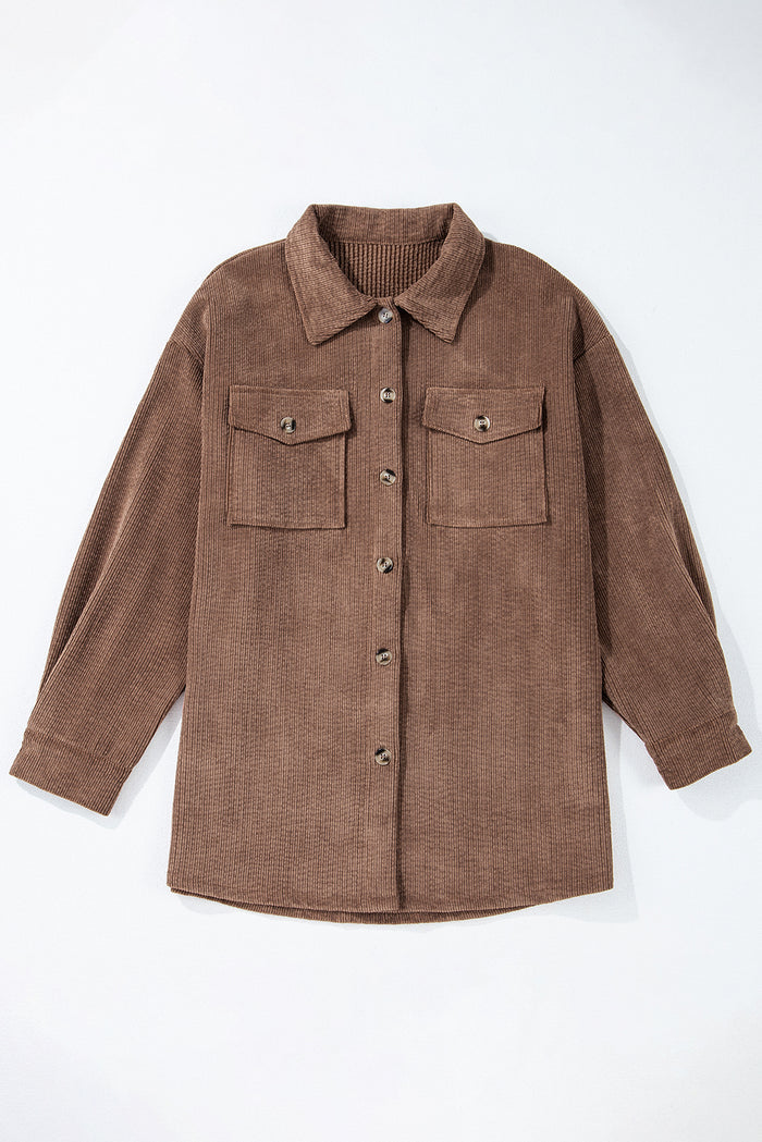 Veste boutonnée en velours côtelé marron avec poche à rabat