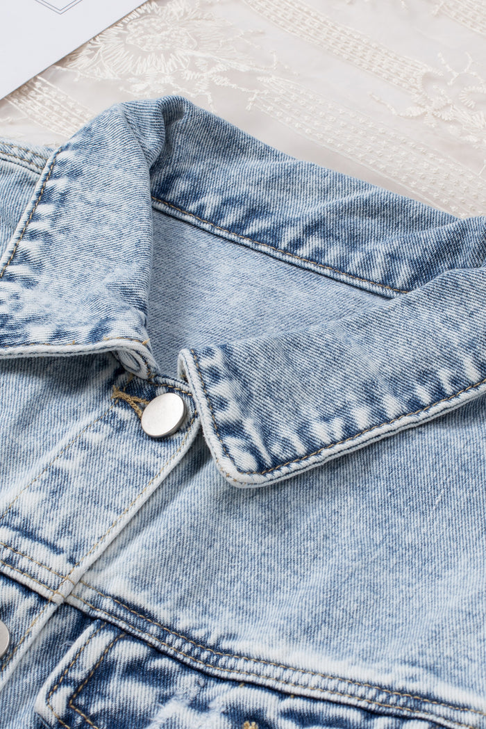 Veste en jean bleu ciel à revers et ourlet brut*
