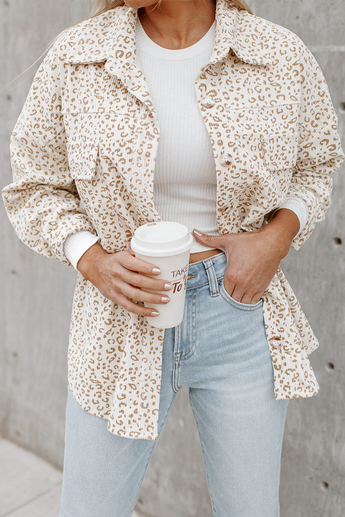 Veste en velours côtelé boutonnée avec poches à rabat et imprimé léopard beige