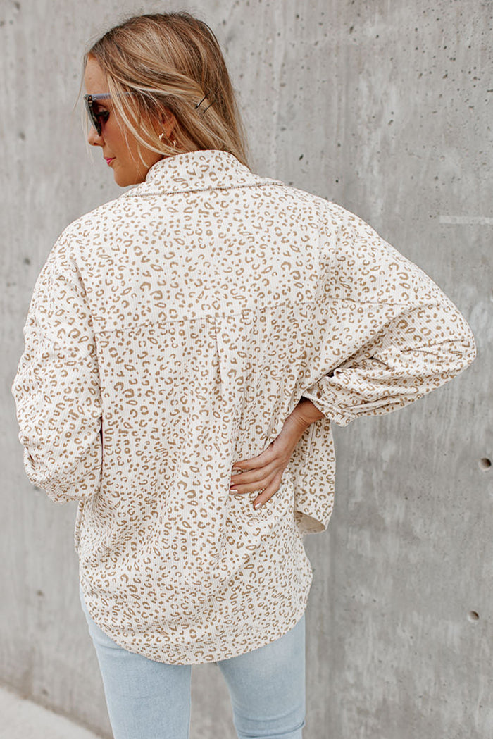 Veste en velours côtelé boutonnée avec poches à rabat et imprimé léopard beige