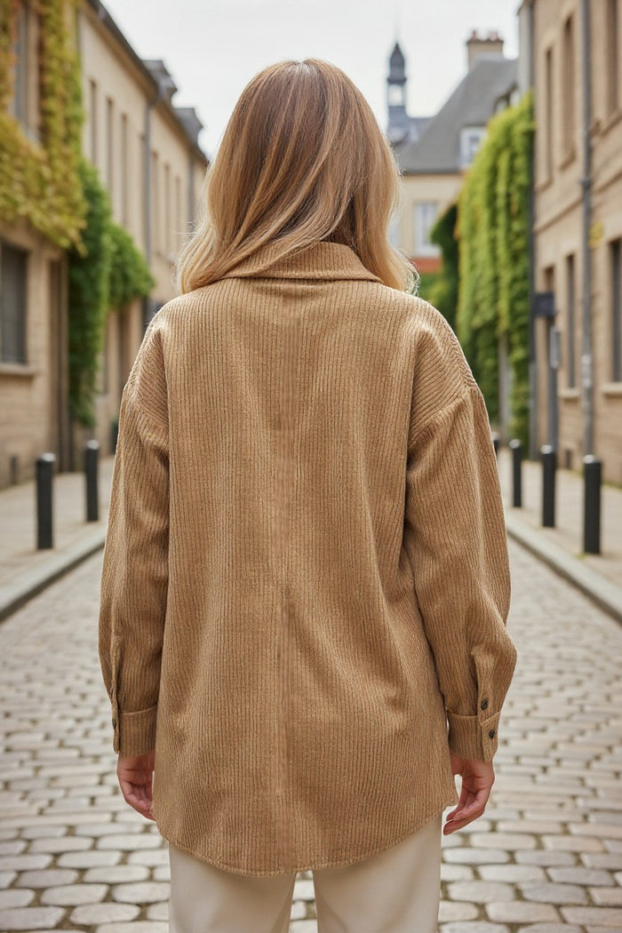 Veste en velours côtelé boutonnée beige français clair avec poche plaquée