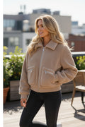 Veste pelucheuse d'hiver beige clair avec poches et fermeture éclair